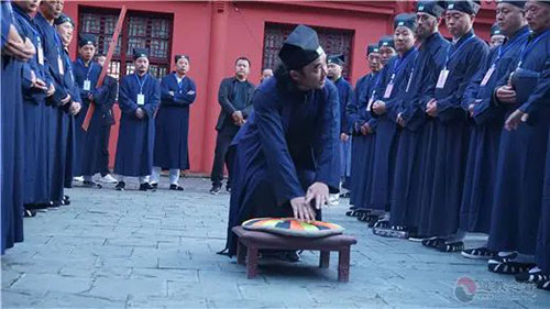 风水先生说：“家开青龙门，赛过祖 宗坟。”
