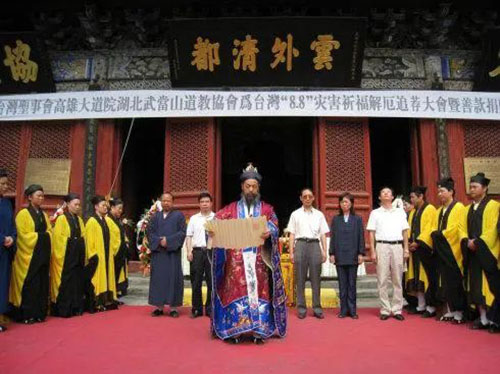 婴灵緾身后的女人_堕胎的人